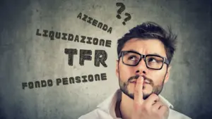 Uomo con occhiali e barba, dito sulle labbra e sguardo dubbioso, accanto alle scritte TFR, azienda, liquidazione, fondo pensione e punti interrogativi